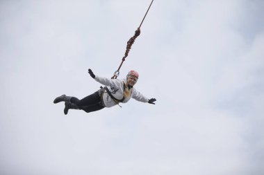 Beyaz Rusya, Gomel, 08 Mart 2019. Köprü için ip atlama. Ropejumping.An yaşlı kadın büyük bir yükseklikten atlar ve ip gökyüzünde uçar. Emekli aşırı hobi