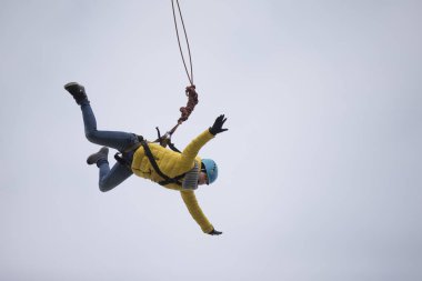 Beyaz Rusya, Gomel, 08 Mart 2019. Köprü için ip atlama. Ropejumping.Dangerous Hobiler. Gökyüzü Köprüsü'nden atlayarak cesur kadın