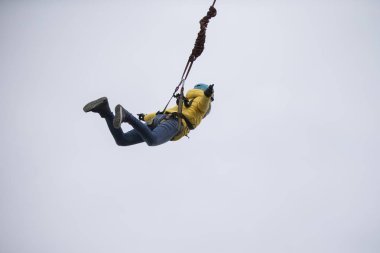 Beyaz Rusya, Gomel, 08 Mart 2019. Köprü için ip atlama. Ropejumping.Dangerous Hobiler. Gökyüzü Köprüsü'nden atlayarak cesur kadın