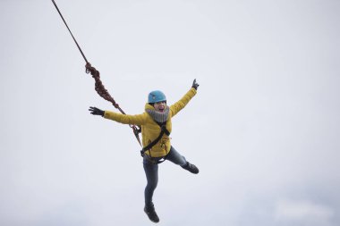 Beyaz Rusya, Gomel, 08 Mart 2019. Köprü için ip atlama. Ropejumping.Dangerous Hobiler. Gökyüzü Köprüsü'nden atlayarak cesur kadın