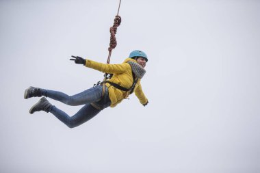 Beyaz Rusya, Gomel, 08 Mart 2019. Köprü için ip atlama. Ropejumping.Dangerous Hobiler. Gökyüzü Köprüsü'nden atlayarak cesur kadın