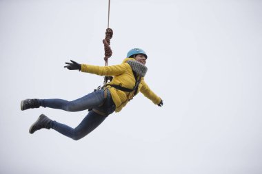 Beyaz Rusya, Gomel, 08 Mart 2019. Köprü için ip atlama. Ropejumping.Dangerous Hobiler. Gökyüzü Köprüsü'nden atlayarak cesur kadın