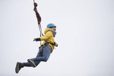 Beyaz Rusya, Gomel, 08 Mart 2019. Köprü için ip atlama. Ropejumping.Dangerous Hobiler. Gökyüzü Köprüsü'nden atlayarak cesur kadın