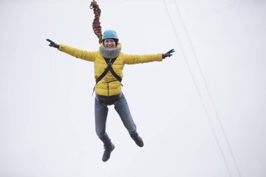 Beyaz Rusya, Gomel, 08 Mart 2019. Köprü için ip atlama. Ropejumping.Dangerous Hobiler. Gökyüzü Köprüsü'nden atlayarak cesur kadın