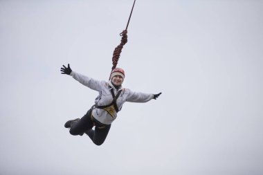 Beyaz Rusya, Gomel, 08 Mart 2019. Köprü için ip atlama. Ropejumping.An yaşlı kadın büyük bir yükseklikten atlar ve ip gökyüzünde uçar. Emekli aşırı hobi