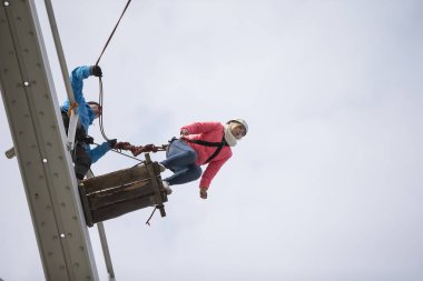 Beyaz Rusya, Gomel, 08 Mart 2019. Köprü için ip atlama. Ropejumping.Dangerous Hobiler. Gökyüzü Köprüsü'nden atlayarak cesur kadın