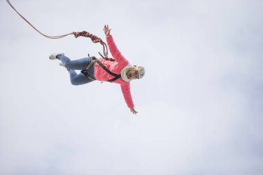 Beyaz Rusya, Gomel, 08 Mart 2019. Köprü için ip atlama. Ropejumping.Dangerous Hobiler. Gökyüzü Köprüsü'nden atlayarak cesur kadın