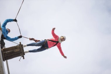 Beyaz Rusya, Gomel, 08 Mart 2019. Köprü için ip atlama. Ropejumping.Dangerous Hobiler. Gökyüzü Köprüsü'nden atlayarak cesur kadın