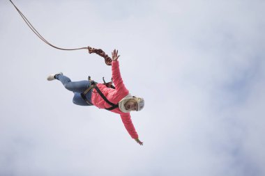Beyaz Rusya, Gomel, 08 Mart 2019. Köprü için ip atlama. Ropejumping.Dangerous Hobiler. Gökyüzü Köprüsü'nden atlayarak cesur kadın