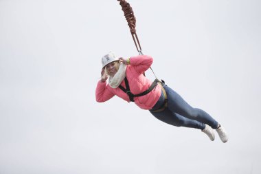 Beyaz Rusya, Gomel, 08 Mart 2019. Köprü için ip atlama. Ropejumping.Dangerous Hobiler. Gökyüzü Köprüsü'nden atlayarak cesur kadın