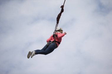 Beyaz Rusya, Gomel, 08 Mart 2019. Köprü için ip atlama. Ropejumping.Dangerous Hobiler. Gökyüzü Köprüsü'nden atlayarak cesur kadın