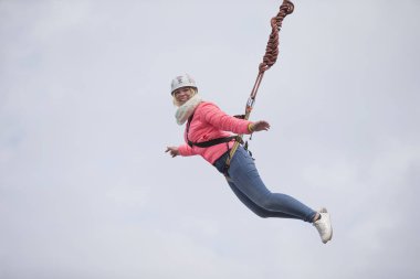 Beyaz Rusya, Gomel, 08 Mart 2019. Köprü için ip atlama. Ropejumping.Dangerous Hobiler. Gökyüzü Köprüsü'nden atlayarak cesur kadın