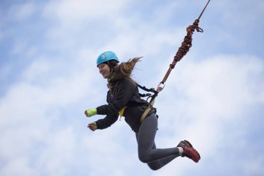 Beyaz Rusya, Gomel, 08 Mart 2019. Köprü için ip atlama. Ropejumping.Dangerous Hobiler. Gökyüzü Köprüsü'nden atlayarak cesur kadın