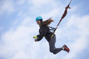 Beyaz Rusya, Gomel, 08 Mart 2019. Köprü için ip atlama. Ropejumping.Dangerous Hobiler. Gökyüzü Köprüsü'nden atlayarak cesur kadın