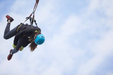 Beyaz Rusya, Gomel, 08 Mart 2019. Köprü için ip atlama. Kız köprüsünden atlama sırasında ipe astı. Ropejumping