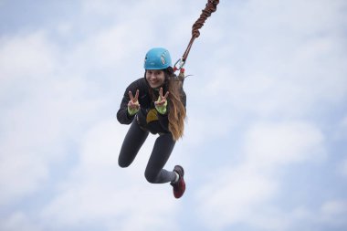Beyaz Rusya, Gomel, 08 Mart 2019. Köprü için ip atlama. Ropejumping.Dangerous Hobiler. Gökyüzü Köprüsü'nden atlayarak cesur kadın
