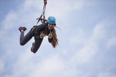 Beyaz Rusya, Gomel, 08 Mart 2019. Köprü için ip atlama. Ropejumping.Dangerous Hobiler. Gökyüzü Köprüsü'nden atlayarak cesur kadın