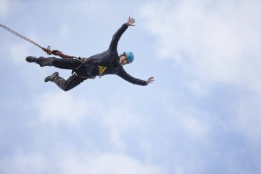 Beyaz Rusya, Gomel, 08 Mart 2019. Köprü için ip atlama. Ropejumping.A adam büyük bir yükseklikten atlar ve ip gökyüzünde uçar. Aşırı tutku