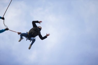 Beyaz Rusya, Gomel, 08 Mart 2019. Köprü için ip atlama. Ropejumping.Dangerous Hobiler. Kadın bir kurbağa poz büyük bir yükseklikten aşağı atlama