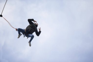 Beyaz Rusya, Gomel, 08 Mart 2019. Köprü için ip atlama. Ropejumping.Dangerous Hobiler. Kadın bir kurbağa poz büyük bir yükseklikten aşağı atlama