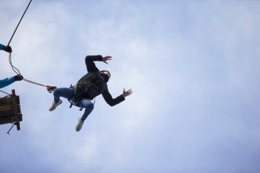Beyaz Rusya, Gomel, 08 Mart 2019. Köprü için ip atlama. Ropejumping.Dangerous Hobiler. Kadın bir kurbağa poz büyük bir yükseklikten aşağı atlama