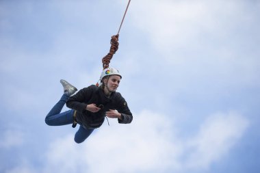 Beyaz Rusya, Gomel, 08 Mart 2019. Köprü için ip atlama. Ropejumping.Dangerous Hobiler. Gökyüzü Köprüsü'nden atlayarak cesur kadın