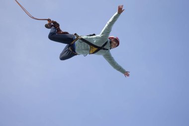 Beyaz Rusya, Gomel, 08 Mart 2019. Köprü için ip atlama. Ropejumping.Dangerous Hobiler. Aşırı adam büyük bir yükseklikten atlar