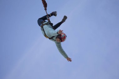 Beyaz Rusya, Gomel, 08 Mart 2019. Köprü için ip atlama. Ropejumping.Dangerous Hobiler. Aşırı adam büyük bir yükseklikten atlar