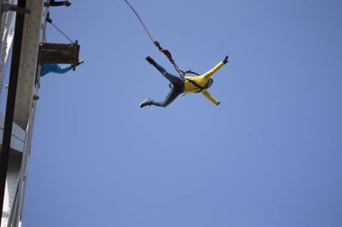 Beyaz Rusya, Gomel, 08 Mart 2019. Köprü için ip atlama. Ropejumping.Dangerous Hobiler. Gökyüzü Köprüsü'nden atlayarak cesur kadın