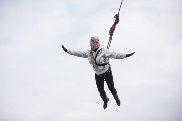 白俄罗斯 戈梅利 2019年3月8日 从桥上跳到绳子上 一个老年妇女从很高的地方跳下 在天空中的绳子上飞来飞去 退休人员的极端爱好 — 图库照片