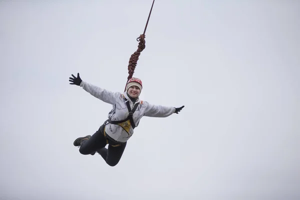 벨로루시의 2019 밧줄에 다리에서 점프합니다 Ropejumping 여성에 높이에서 하늘에서 밧줄에 — 스톡 사진