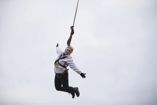 벨로루시의 2019 밧줄에 다리에서 점프합니다 Ropejumping 여성에 높이에서 하늘에서 밧줄에 — 스톡 사진