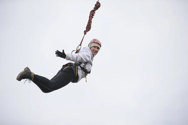 벨로루시의 2019 밧줄에 다리에서 점프합니다 Ropejumping 여성에 높이에서 하늘에서 밧줄에 — 스톡 사진