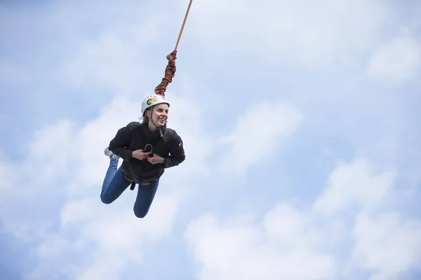 벨로루시의 2019 밧줄에 다리에서 점프합니다 Ropejumping Dangerous의 하늘에 다리에서 — 스톡 사진