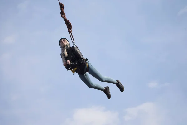 白俄罗斯 戈梅利 2019年3月8日 从桥上跳到绳子上 罗普跳绳危险的爱好勇敢的女人从桥上跳到天空 — 图库照片