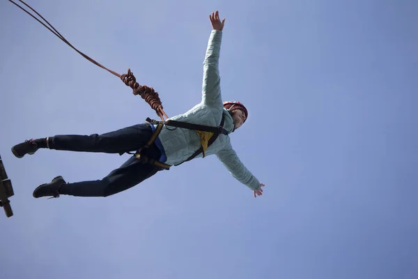 벨로루시의 2019 밧줄에 다리에서 점프합니다 Ropejumping Dangerous의 극단적인 사람에 높이에서 — 스톡 사진