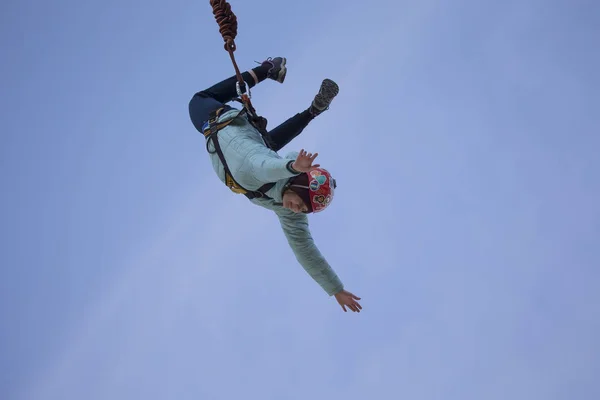 白俄罗斯 戈梅利 2019年3月8日 从桥上跳到绳子上 罗普跳绳危险的爱好极端的人从一个伟大的高度跳跃 — 图库照片