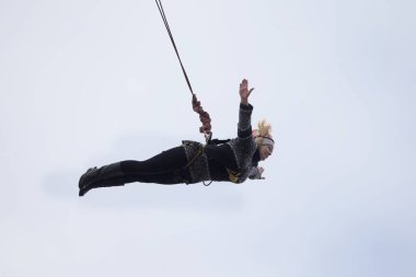 Beyaz Rusya, Gomel, 08 Mart 2019. Köprü için ip atlama. Ropejumping.An yaşlı kadın büyük bir yükseklikten atlar ve ip gökyüzünde uçar. Emekli aşırı hobi