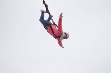 Beyaz Rusya, Gomel, 08 Mart 2019. Köprü için ip atlama. Ropejumping.Dangerous Hobiler. Gökyüzü Köprüsü'nden atlayarak cesur kadın