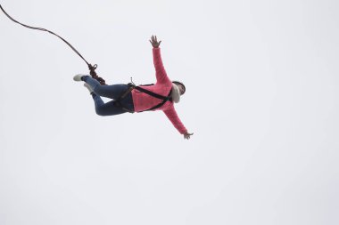 Beyaz Rusya, Gomel, 08 Mart 2019. Köprü için ip atlama. Ropejumping.Dangerous Hobiler. Gökyüzü Köprüsü'nden atlayarak cesur kadın