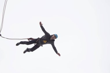 Beyaz Rusya, Gomel, 08 Mart 2019. Köprü için ip atlama. Ropejumping.A adam büyük bir yükseklikten atlar ve ip gökyüzünde uçar. Aşırı tutku