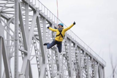 Beyaz Rusya, Gomel, 08 Mart 2019. Köprü için ip atlama. Ropejumping.Dangerous Hobiler. Cesur kadın köprüsünden atlama