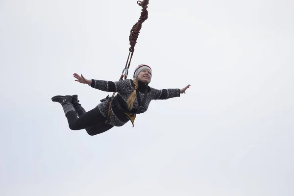 Fehéroroszország Gomel Március 2019 Ugrás Hídról Kötelet Ropejumping Idős Asszony — Stock Fotó