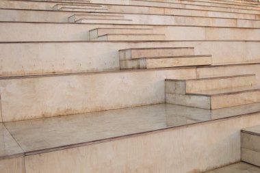 Islak ahşap basamaklar. Kırsal basamakların bir parçası.