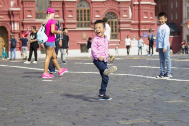 Rusya, Moskova, 29 Temmuz 2018. Kızıl Meydan. Kızıl Meydan'daki turistler. Moskova'nın merkezindeki insanlar. Kızıl Meydan'da Çinli çocuk