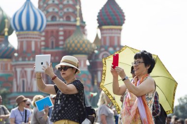 Rusya, Moskova, 29 Temmuz 2018. Kızıl Meydan. Moskova'da turistler var. Kızıl Meydan'da selfie çeken kadın
