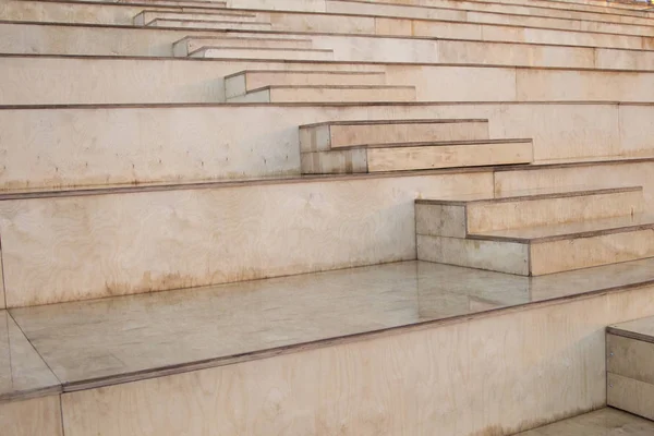 Islak ahşap basamaklar. Kırsal basamakların bir parçası.