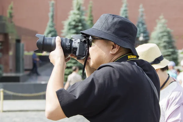 Rússia Moscou Julho 2018 Praça Vermelha Turista Com Uma Câmera — Fotografia de Stock
