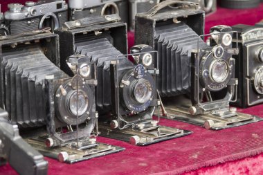Rusya, Moskova, 28 Temmuz 2018. Merkezi pazar. Antik vintage kameralar