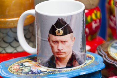 Rusya, Moskova, 28 Temmuz 2018. Merkezi pazar. Putin'in fotoğrafıyla bir fincan çay